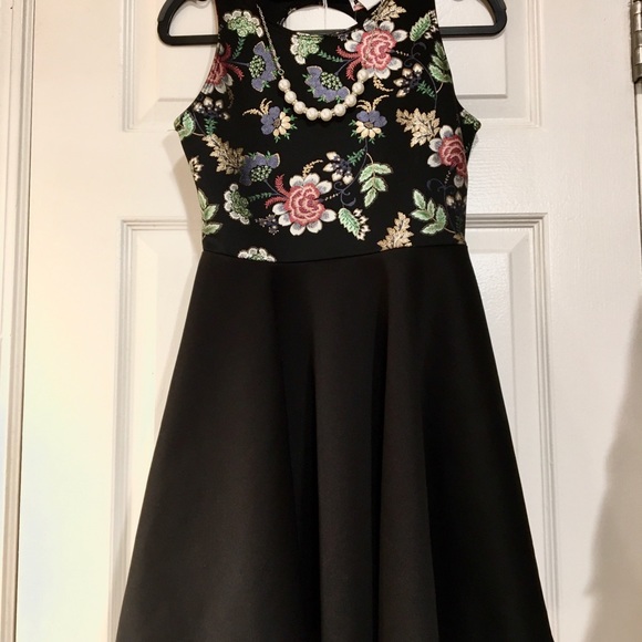 Metallic Floral Print Cocktail Dress & Faux Pearls - Picture 3 of 6